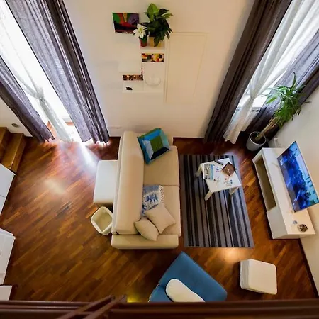 Napolistayin Flat In *
